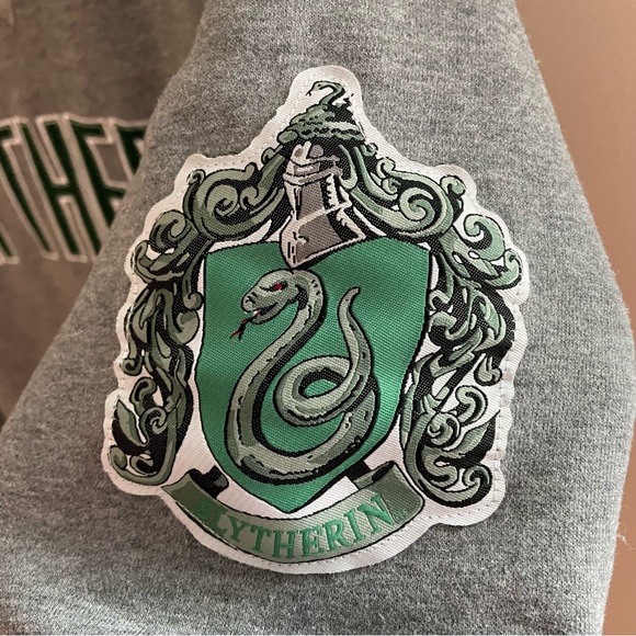 Harry Potter The Wizard World Slytherin Crest Sweatshirt.. size M - Picture 3 of 10
